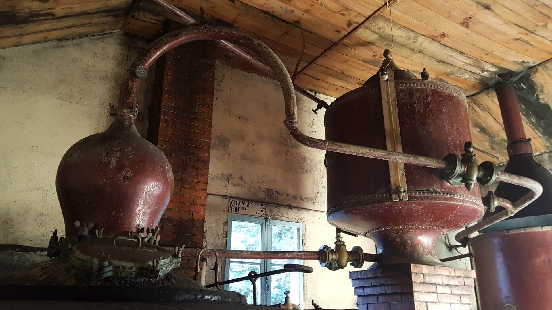 Distillerie artisanale produisant encore cognacs et pineaux des Charentes