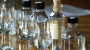 Échantillons d'eaux-de-vie de Cognac lors d'une dégustation professionnelle