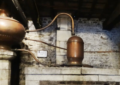 Vieil alambic charentais avec un chapiteau de forme cylindrique au Pays du Cognac
