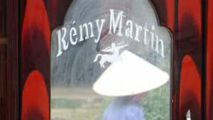 Le Centaure de Rémy Martin décore une armoire au Vietnam