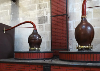 Vieil alambic charentais à chapiteau de forme cylindrique au pays du Cognac
