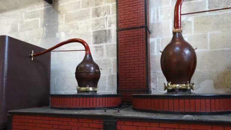 Vieil alambic charentais à chapiteau de forme cylindrique au pays du Cognac