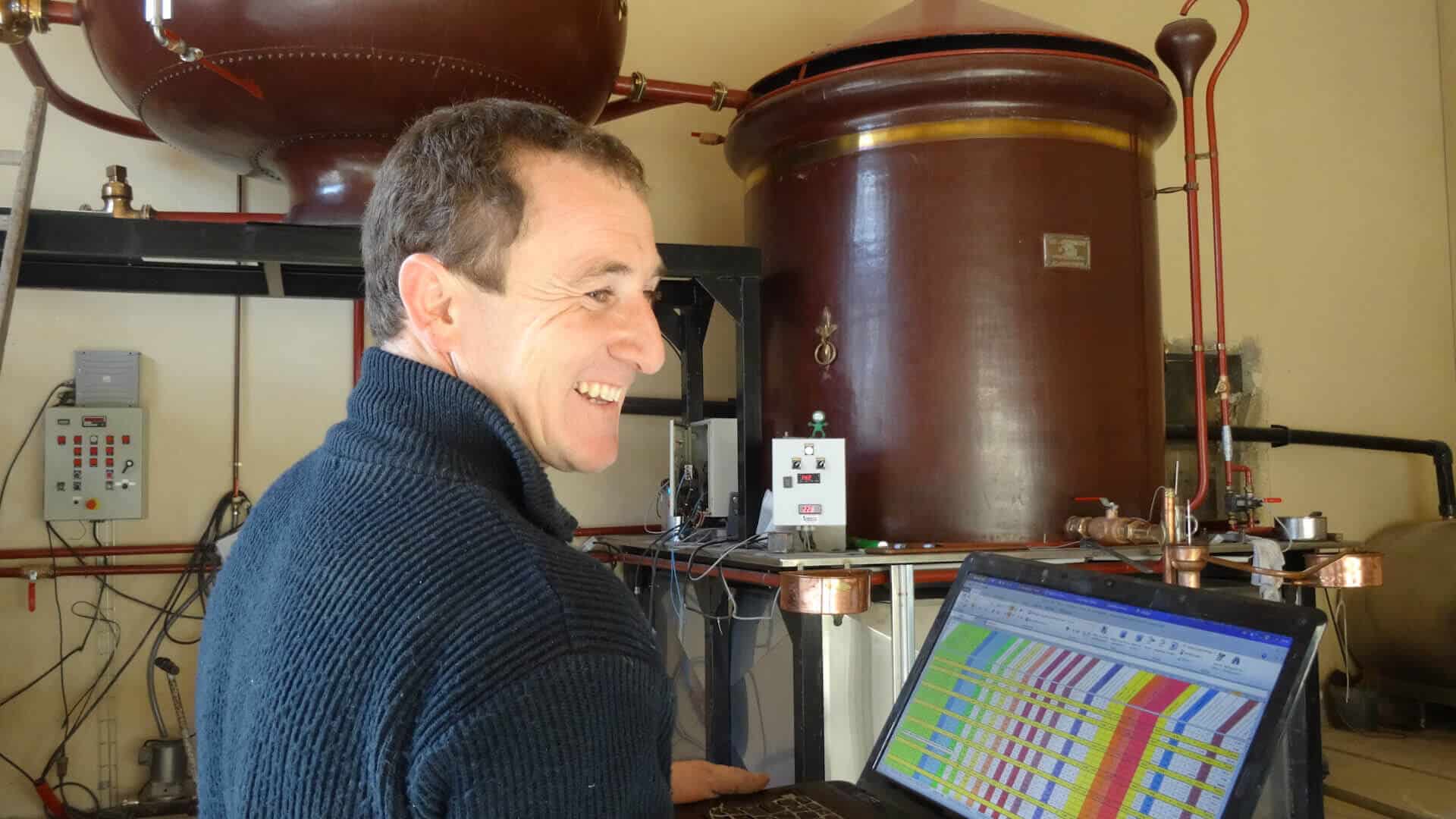 The distiller is now helped by a computer monitoring the pot still