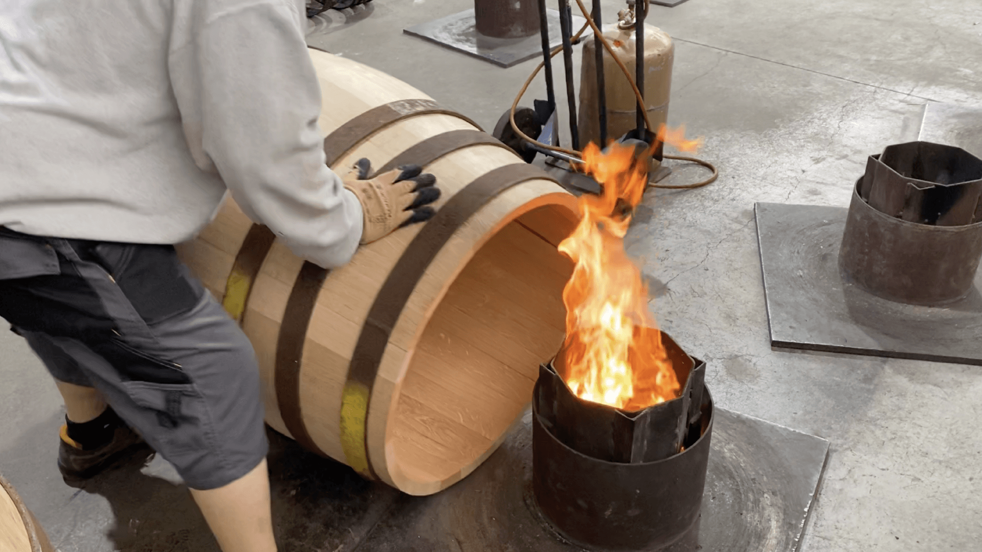 Découvrir les étapes de la fabrication d'un fût lors d'une visite de tonnellerie
