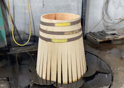 Découvrir les étapes de la fabrication d'un fût lors d'une visite de tonnellerie
