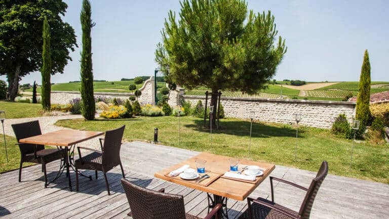 Have a meal in front of the cognac vines in a charming residence