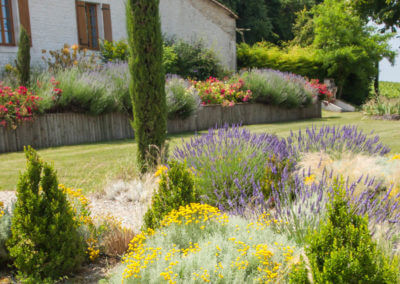 Balade dans le jardin fleuri d'une demeure de charme au pays du cognac