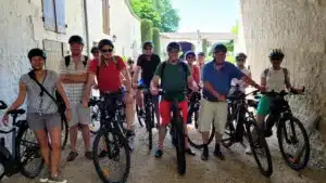 Balade guidée en vélo électrique dans les vignes pour un petit groupe