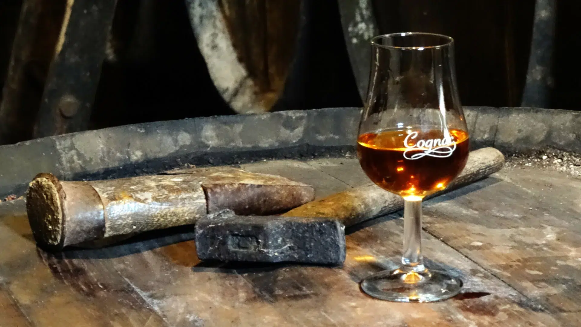 Visite des distilleries de cognac : dégustation dans le chai