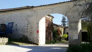 Visite des distilleries de cognac - Entrée d'un domaine avec son porche