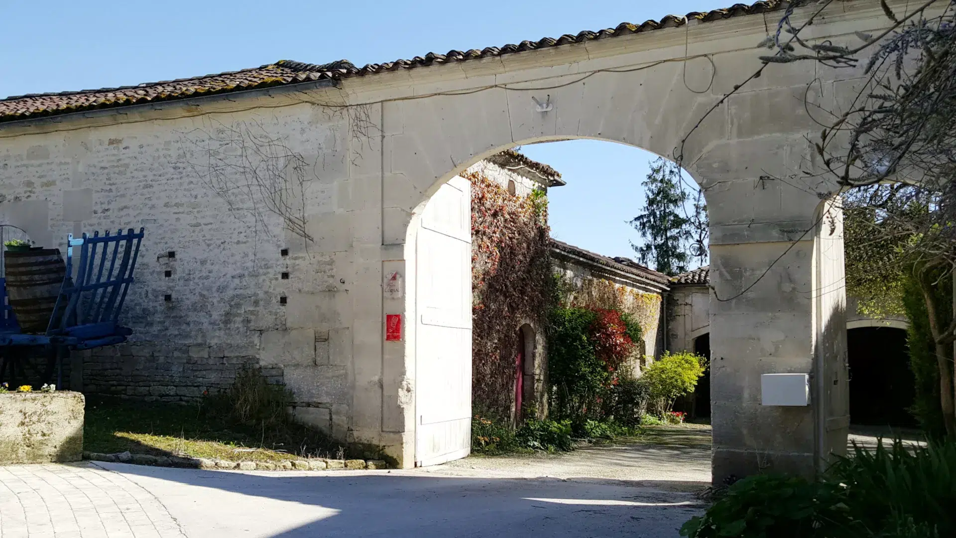 Visite des distilleries de cognac - Entrée d'un domaine avec son porche