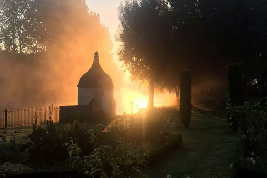 Coucher de soleil dans le jardin d'une maison d'hôtes en Charente pour un séjour complice