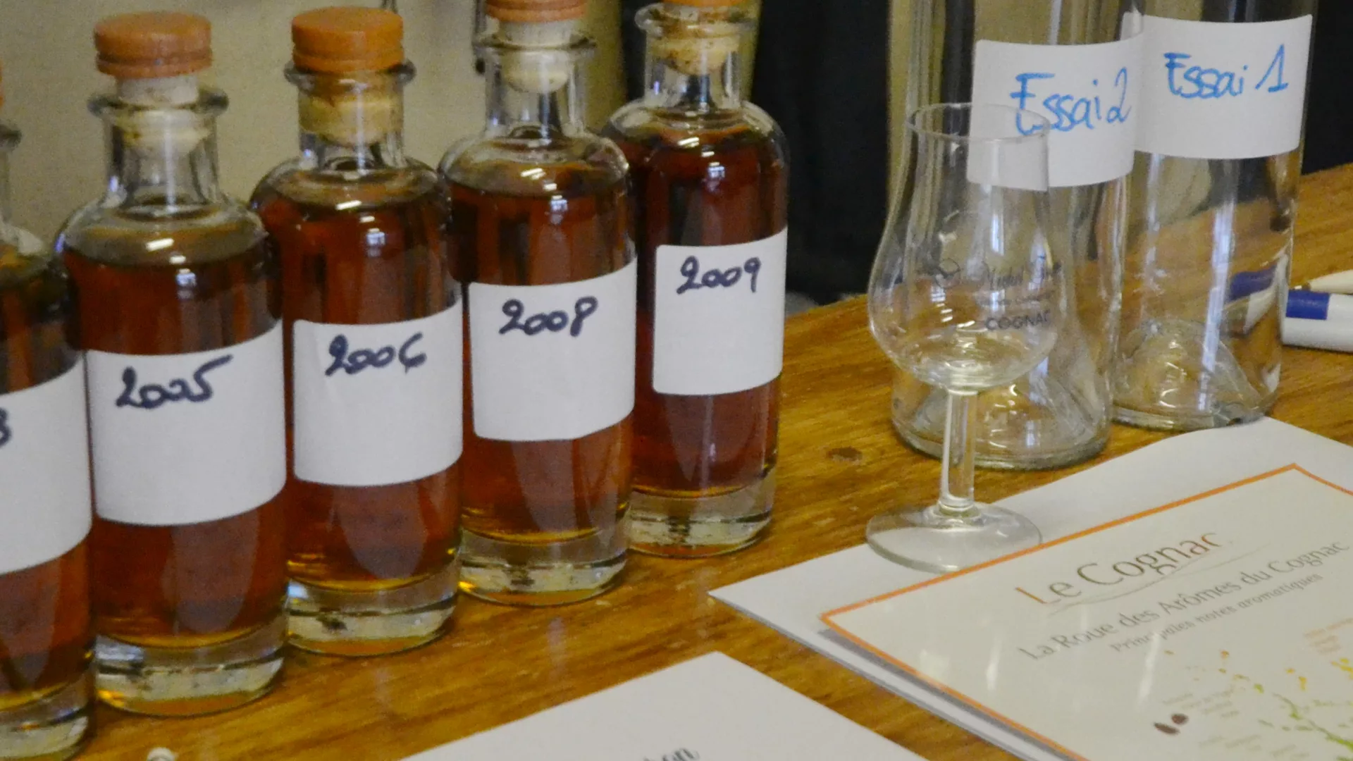 Atelier assemblage de son cognac avec le maître de chai de la propriété