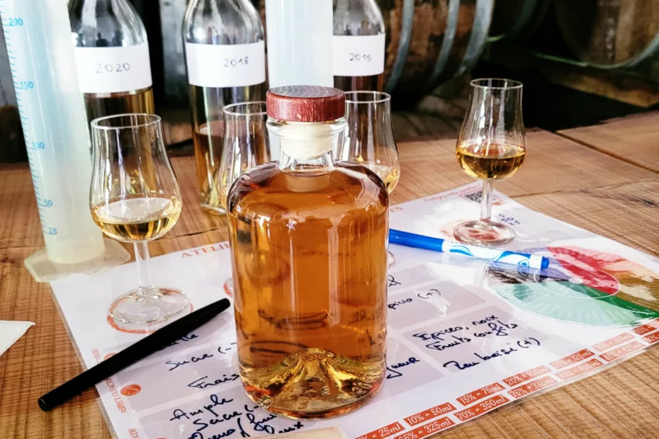 Atelier assemblage de son Pineau des Charentes avec le maître de chai de la propriété
