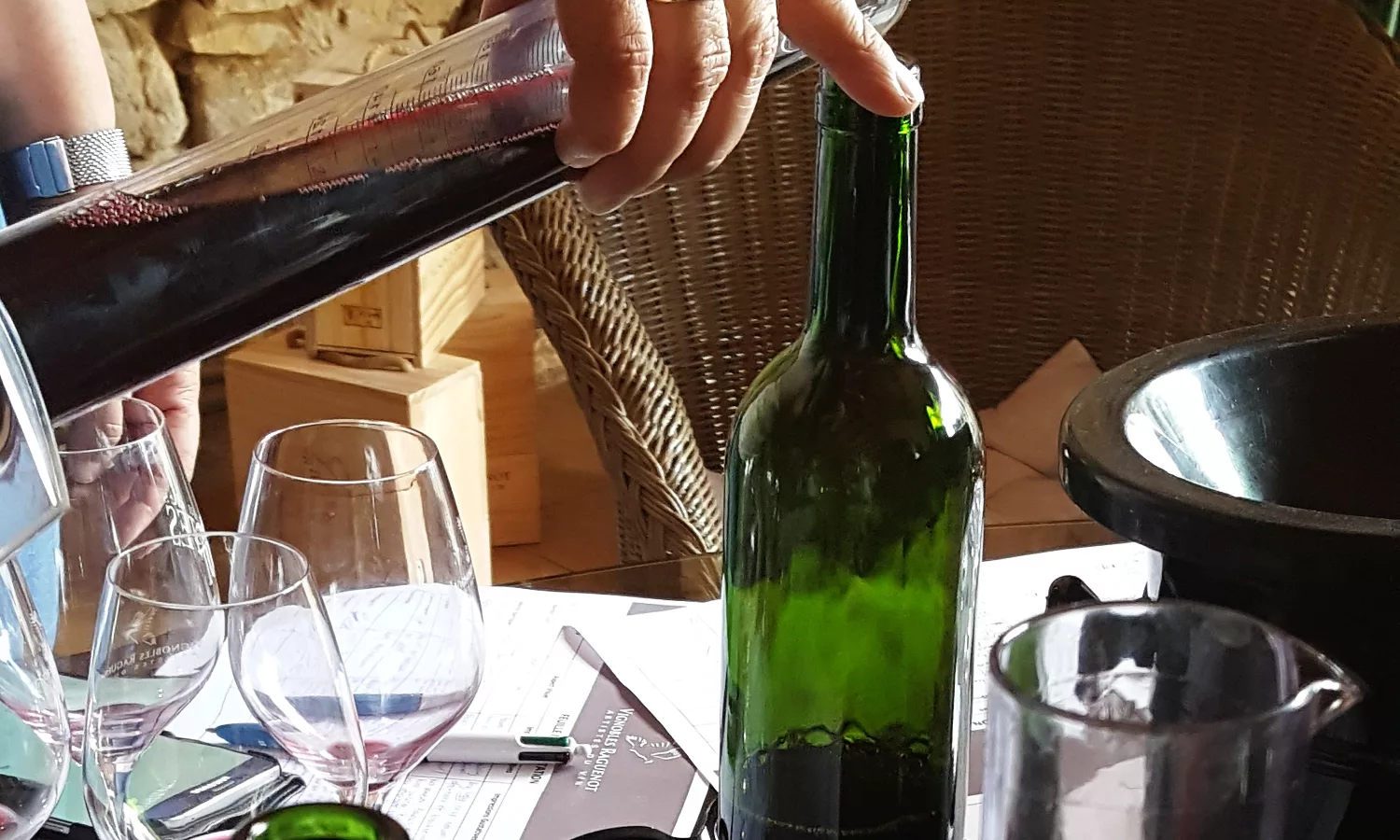 Mise en bouteille lors d'un atelier assemblage de son vin de Bordeaux avec l’œnologue de la propriété