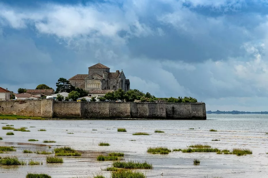 Talmont-sur-Gironde, L'église face à l'estuaire de la Gironde