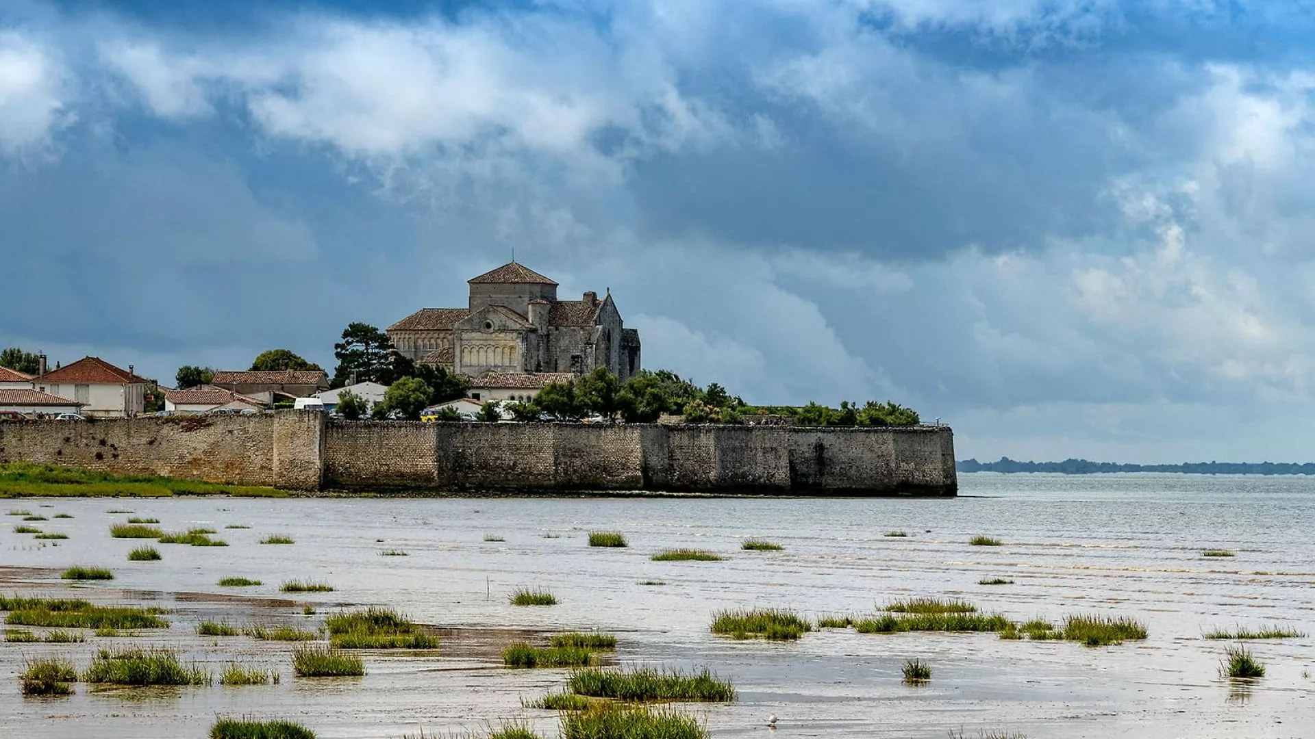 Talmont-sur-Gironde, the church facing the Gironde Estuary