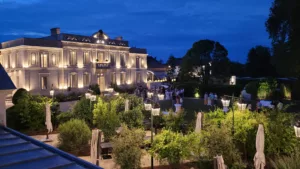 A luxury hotel in Cognac and its garden
