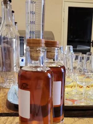 Atelier assemblage de son cognac avec le maître de chai de la propriété