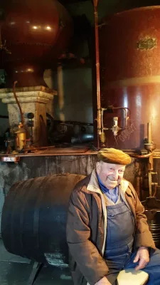 Visite de distilleries de Cognac : le distillateur près de son alambic